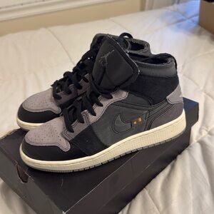 Air Jordan 1 MID SE Craft. Size youth 6